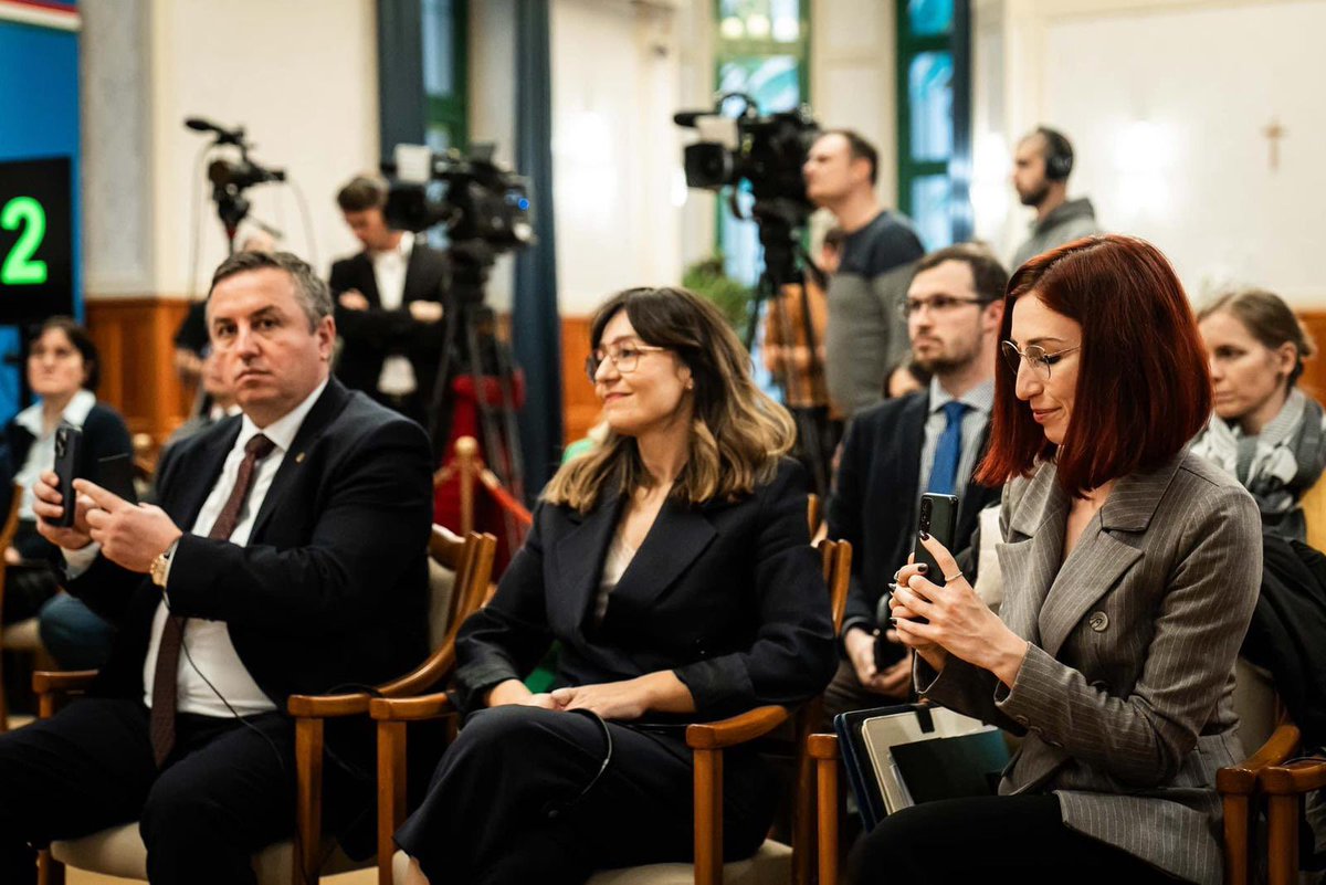 📍 Budapest 🇦🇱🤝🇭🇺
Finalized the Action Plan on Knowledge-Sharing for EU Accession with 🇭🇺 Minister of Foreign Affairs Péter Szijjártó:  
✅ Training 🇦🇱 public servants via the 🇭🇺 Diplomatic Academy:
✅ Joint projects to exchange with 🇭🇺 colleagues on their 🇪🇺accession journey
