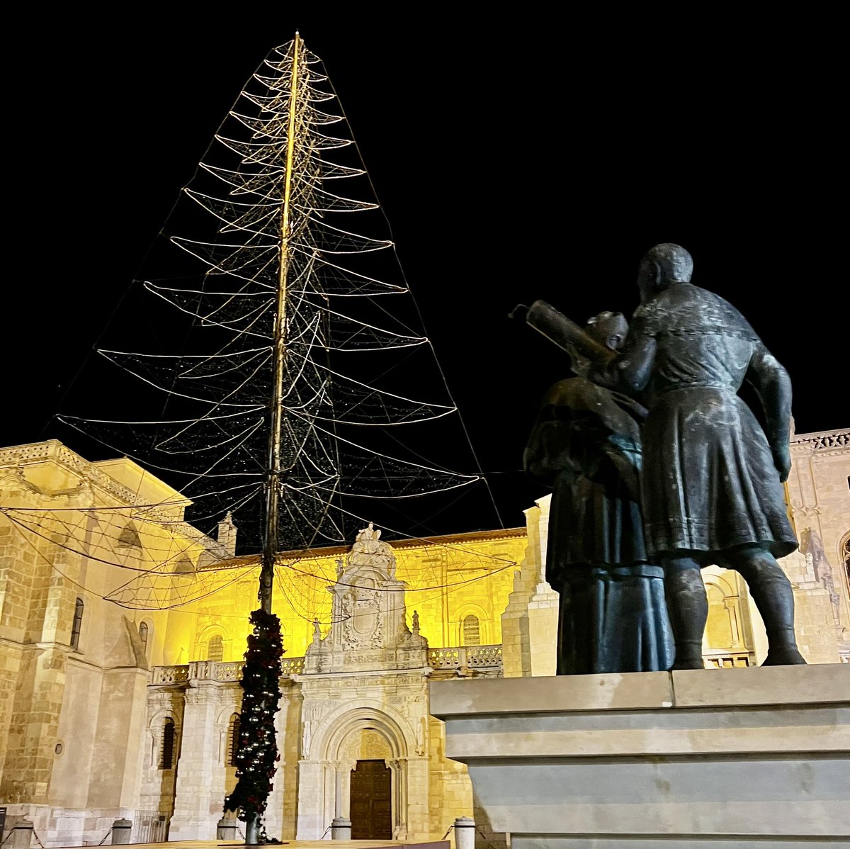 CARLOSCAMPY's tweet image. Ya va llegando la #navidad a #leonesp #botines #belen