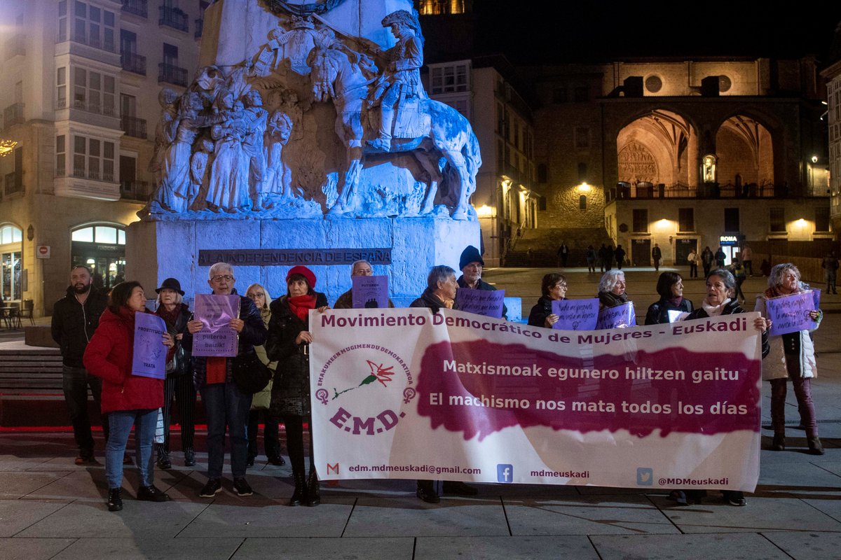 <a href="/jull2000/">Jull Roc</a> Concentración  en la Plaza de la Virgen Blanca de Vitoria-Gasteiz, convocada por el  Movimiento de Democrático de Mujeres - Euskadi, con el lema "El machismo  nos mata todos los días" <a href="/vitoriagasteiz/">Vitoria-Gasteiz!</a> <a href="/Araba/">Arabako Foru Aldundia | Diputación Foral de Álava</a> <a href="/MDMeuskadi/">EMD-MDM Euskadi</a> 
facebook.com/jull.roc/posts…
