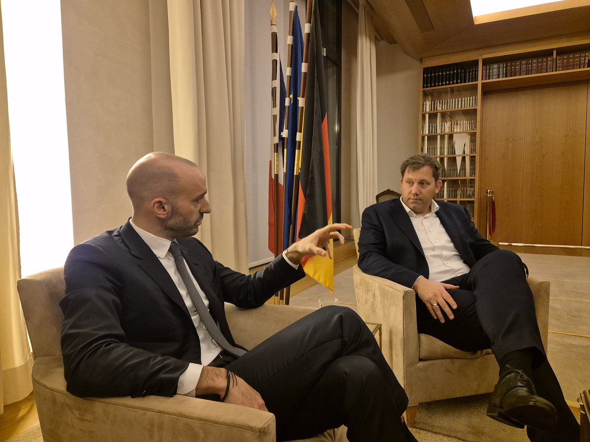 Amb_Delattre's tweet image. Très heureux de recevoir 
@benjaminhaddad et le co-président du @spdde @larsklingbeil parmi les invités d&apos;honneur des &quot;Pariser Platz Gespräche&quot;. Bravo à @Cornelia_Woll et @LindnerJS et aux équipes de @thehertieschool et @DelorsBerlin pour ce grand moment du 🇫🇷-🇩🇪 !