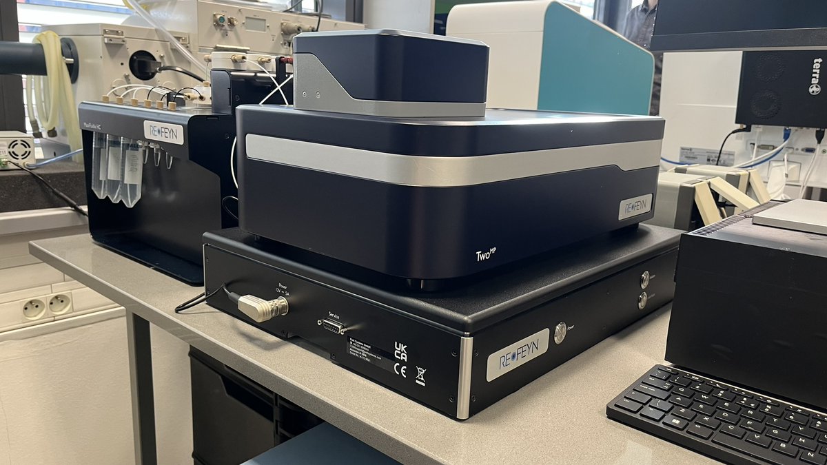 CF BIC has installed the TwoMP mass photometer (Refeyn) for determining the composition and molecular mass of macromolecules in solution. Equipped with a novel fluidics system, it covers a broad range of concentrations analyzing both high- and low-stability complexes.