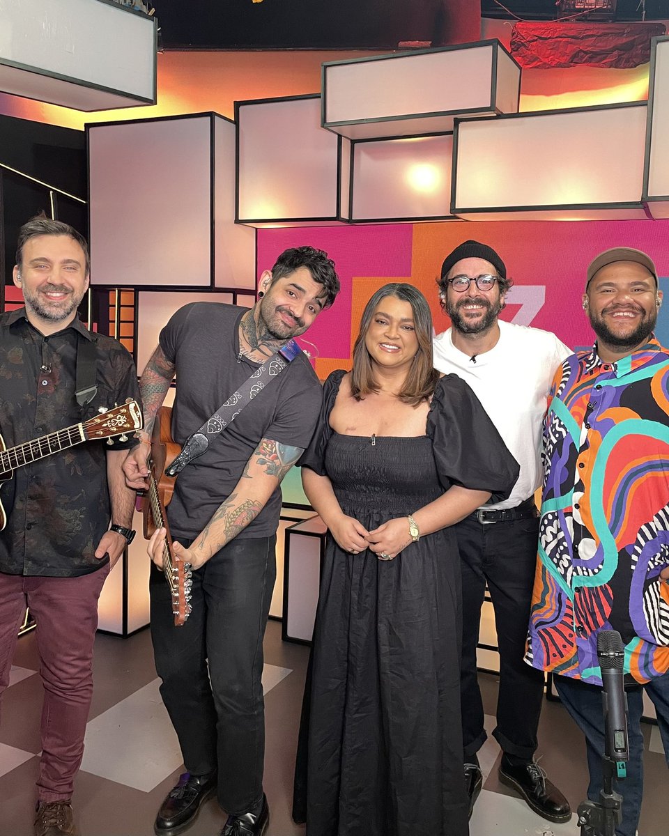 Multishow tweet media