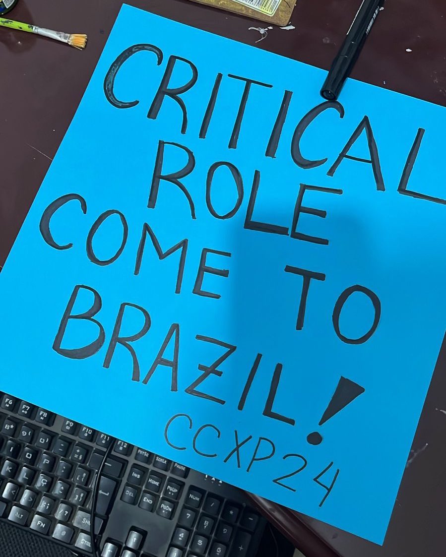 CritRoleBR's tweet photo. 🗣️ ATENÇÃO CRITTERS QUE IRÃO PARA A CCXP 🗣️ 
Estaremos lá procurando todos que quiserem participar da campanha #CriticalRoleComeToBrazil pra tirar uma foto ou fazer um vídeo! Procure pela @thetieflingdm por lá, ela vai está com esse cartaz 😉 https://t.co/6ihKWYjEwN