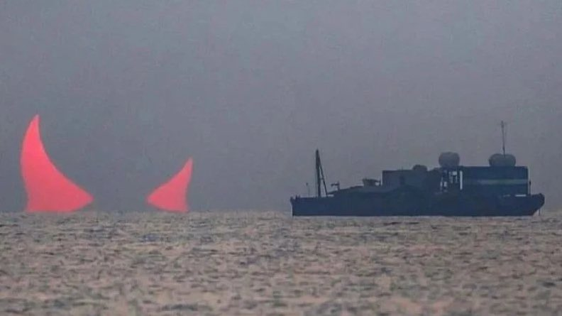 historiente's tweet photo. 🌅🌙 | #VIRAL: Un amanecer único en Qatar deja ver los "Devil's Horns". Durante un eclipse solar parcial, el fotógrafo Elias Chasiotis capturó este fenómeno celestial que sorprendió al mundo.
#DevilsHorns #Qatar https://t.co/shUtjFuH5u