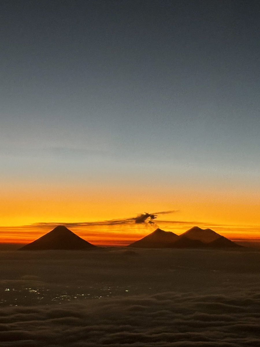 joseluenlaselva's tweet photo. Quiero dejarles esta foto que me dejó el atardecer de ayer y los volcanes, saliendo de Ciudad de Guatemala. https://t.co/7Tv0oRYxJh