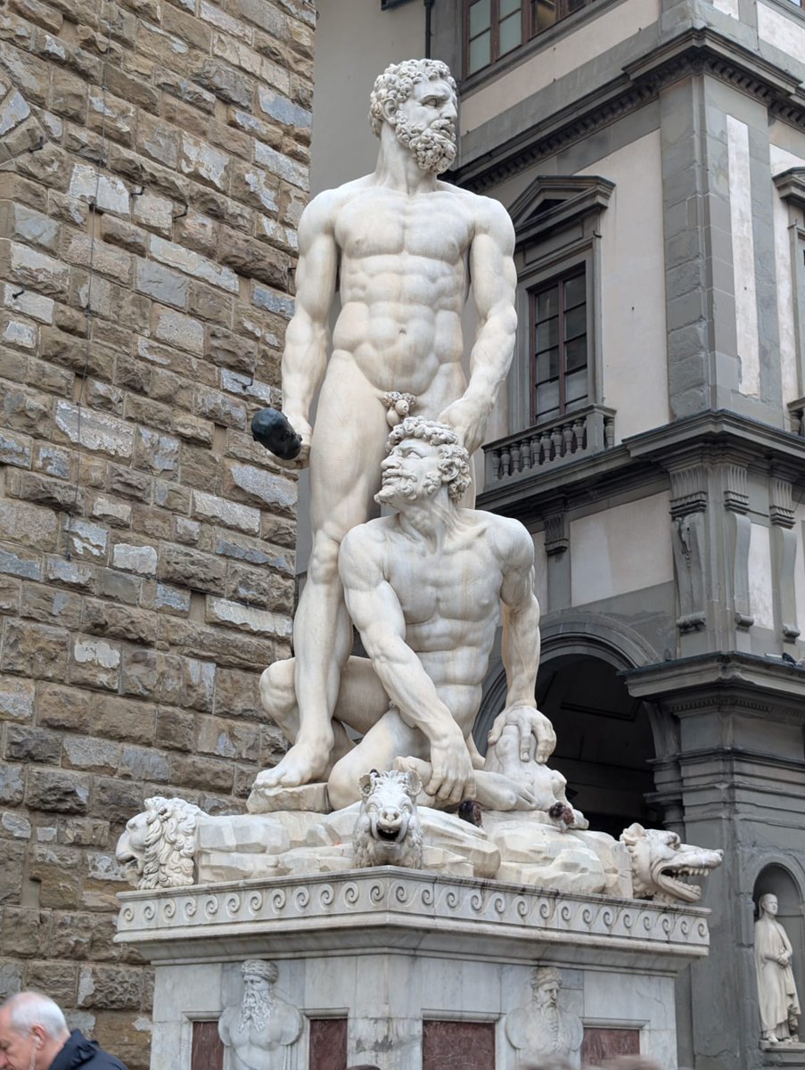 oro_m_r's tweet photo. The important thing is not the sculptor, but the culture and the sculpture Il David di Michelangelo e il nonno di mio cugino, eheh https://t.co/oRWQl7bcAZ
