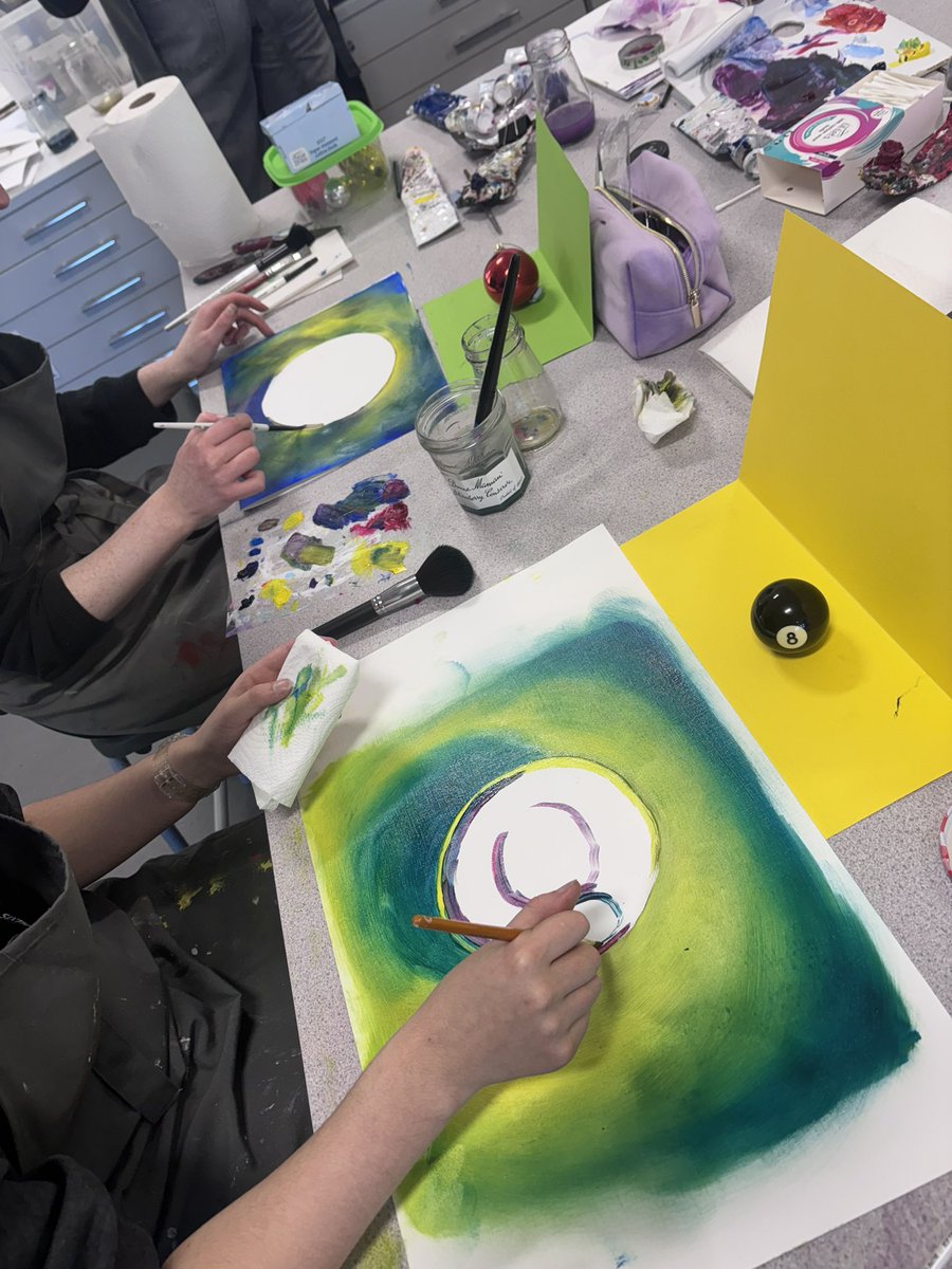 Yesterday we had the amazing @katebrinkworth come into school for our Y12 Artist workshop. Huge thanks to <a href="/keslichfieldPTA/">keslichfieldPTA</a> for helping us run this, such a great day. 🎨 <a href="/keslichfield/">KES Lichfield</a> 🧑‍🎨