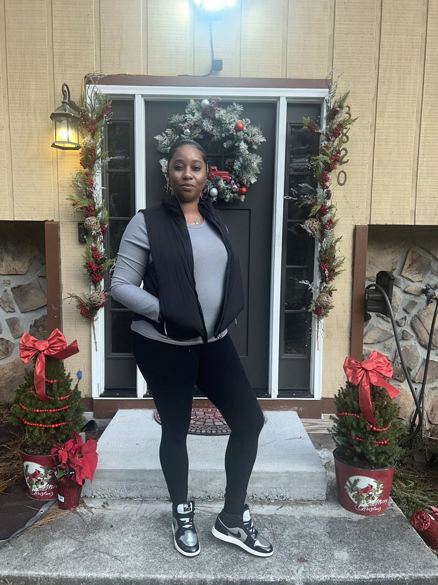 Happy Thanksgiving! Yall like my new shoes! I’m so proud of myself for FINALLY buying some new ones 😂😂