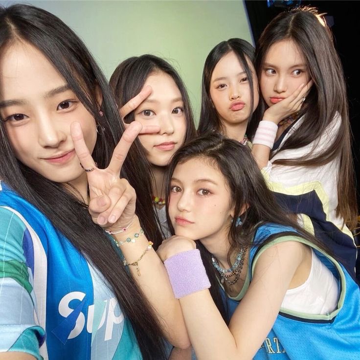 Today is a tough day for all of us who love and admire NewJeans, but I want to take a moment to say how much they mean to me. Hanni, Minji, Danielle, Haerin, and Hyein have shown incredible strength and unity during such a difficult time. Watching them stand up for themselves and