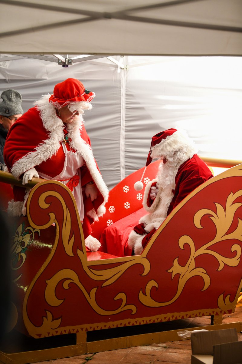 BellevilleON's tweet photo. Events | Santa and Mrs. Claus will make an appearance at the Festival of Lights display this Friday from 6:30 p.m. to 8 p.m.! 🎅🤶 They will be there every Friday from Nov. 29 to Dec. 20, collecting letters and Christmas wishes before the big day. 

The Festival of Lights holiday lighting displays are located in Jane Forrester Park at 1 South Front St.