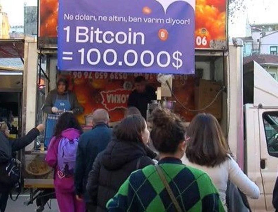 kriptolink01's tweet photo. Kripto para birimi Bitcoin’in 100 bin dolar seviyelerine yaklaşması Kadıköy’de lokma dağıtılarak kutlandı. “Ne doları, ne altını, ben varım diyor; 1 Bitcoin 100 bin dolar.” yazılı afiş ilgi çekerken, Bitcoin lokması için kuyruk oluştu.
#Kadikoy #Bitcoin #Lokma https://t.co/84NCqpyWWx
