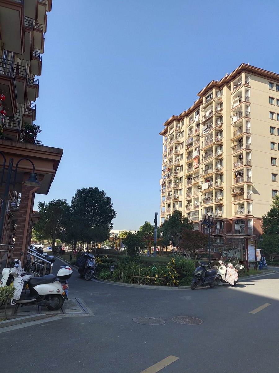 晴朗天气，天空如明镜般，湛蓝湛蓝的的。🌹