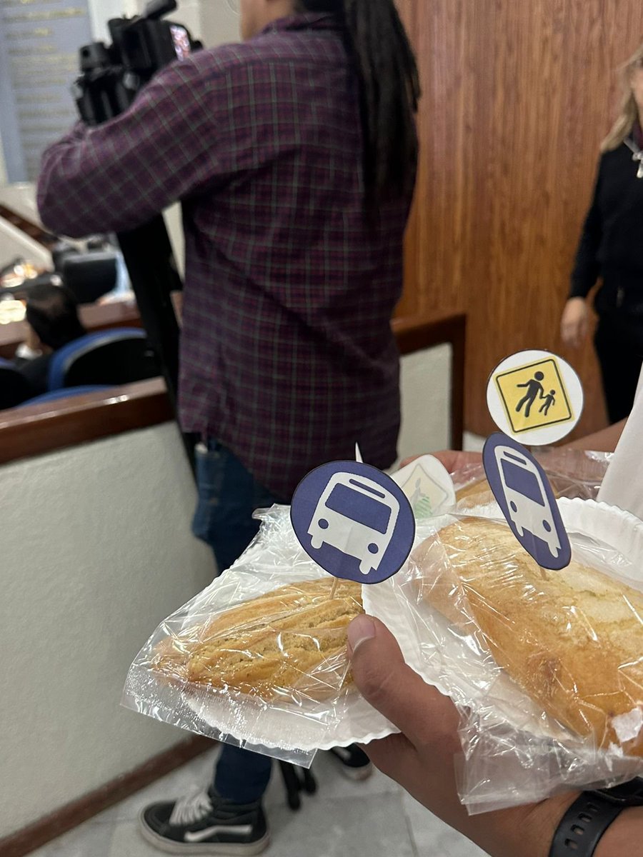 Ciudadanos de #SLP impulsan #LeySanti para armonizar ley estatal con #LeyMovilidadSegura ¡Con pastel por 2 años de atraso en este proceso conminaron a personas legisladoras a CUMPLIR!