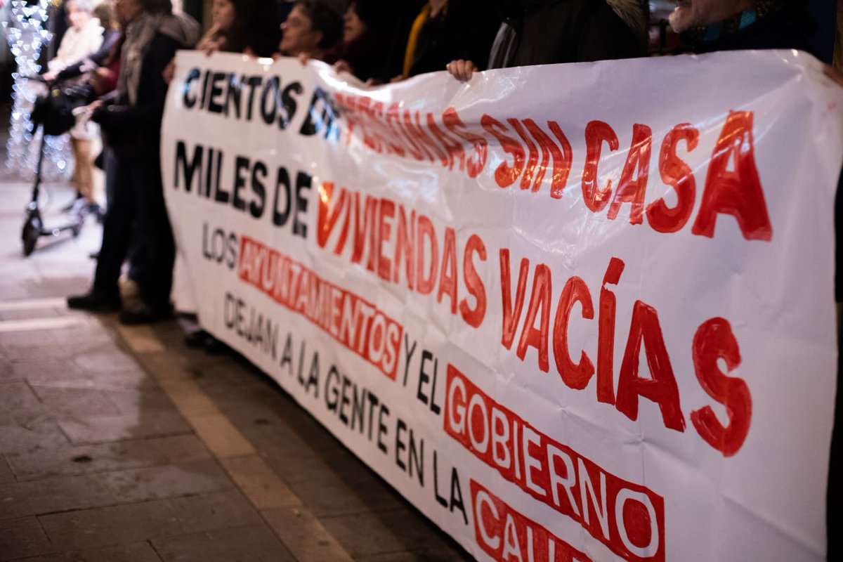 haritu_sarea's tweet photo. 🔐Ehunka pertsona mobilizatu gara gaurkoan Iruñean etxebizitza negozioaren aurka eta eskubidearen alde✊🏿✊

Cientos de personas nos hemos movilizado hoy en contra del negocio y en favor del derecho a la vivienda  ✊🏿✊

🧵 https://t.co/0oa67YQcn3
