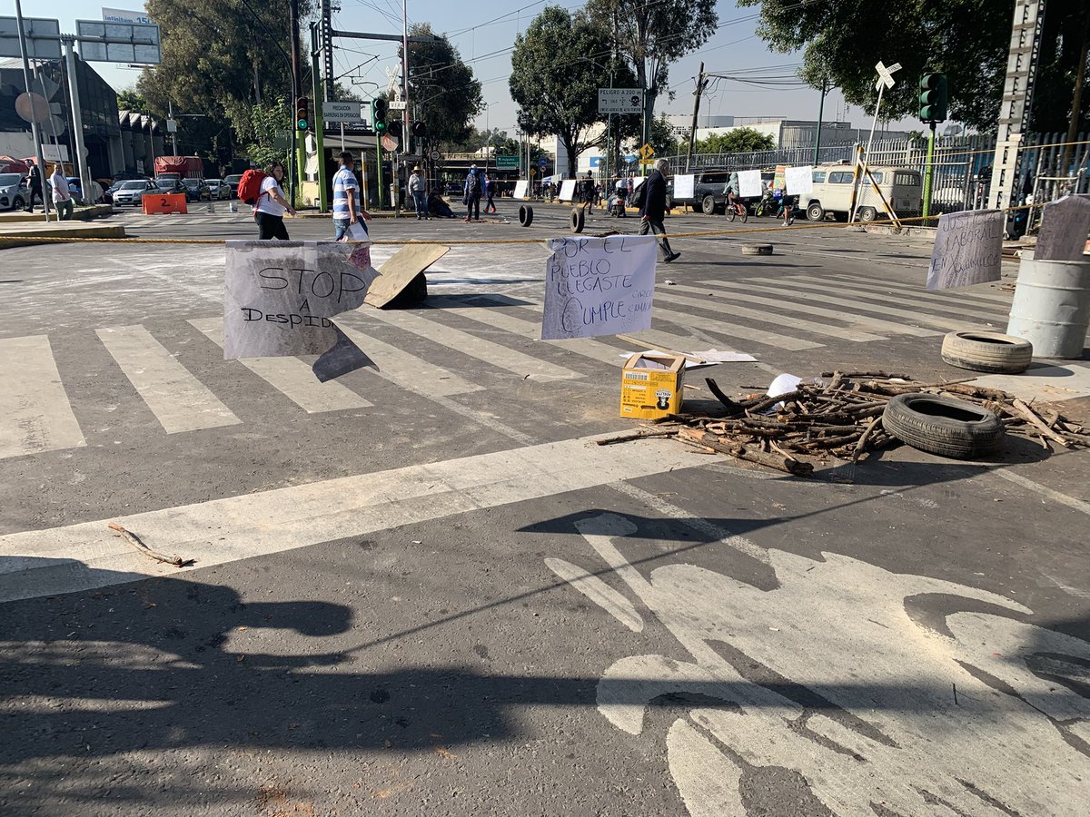 h56364's tweet image. Xochimilco bloqueado en todos sus accesos por ex empleados de morena que se quedaron sin trabajo por el cambio de administración, son gente del ex alcalde José Carlos Acosta…