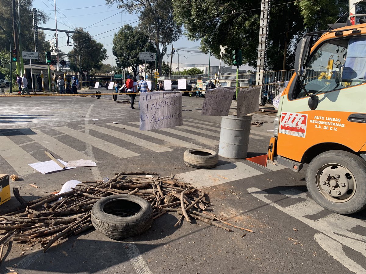 h56364's tweet image. Xochimilco bloqueado en todos sus accesos por ex empleados de morena que se quedaron sin trabajo por el cambio de administración, son gente del ex alcalde José Carlos Acosta…