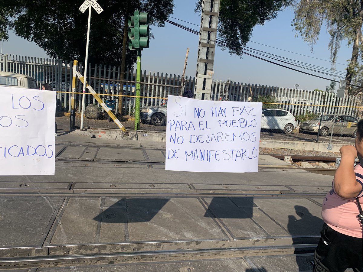 h56364's tweet image. Xochimilco bloqueado en todos sus accesos por ex empleados de morena que se quedaron sin trabajo por el cambio de administración, son gente del ex alcalde José Carlos Acosta…