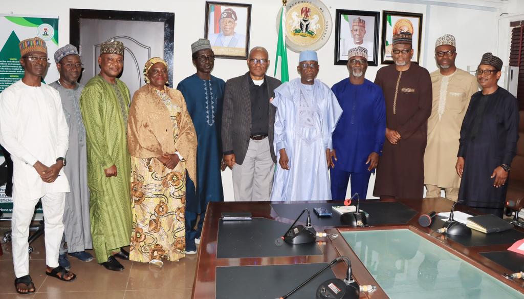 LabourMinNG's tweet photo. PRESS RELEASE

DANGYADI CALLS FOR JUST AND FAIR TREATMENT OF WORKERS

The Minister of Labour and Employment, Muhammad Maigari Dingyadi, has called on employers of labour to be just and fair to their workers to avoid disharmony in the workplace.

He made the call when he received a team from Mobil Producing Nigeria, led by the Executive Director, Bala Aliyu.

Dangyadi observed that Nigerian workers are highly aware of their rights, and resolute in advocating for them. 

He urged employer organisations to foster inclusive relationships with their workers to ensure peace is maintained and targets are met.  

Dangyadi noted that industrial harmony in both the public and the private sectors would stand the country in good economic stead, as it would propel the workforce to be more productive.

The Minister commended Mobil Nigeria for desiring to partner with the Ministry in matters of industrial harmony, as the Ministry works to perform its functions of creating job opportunities and maintaining industrial harmony in the country.

Dingyadi said: “We look forward to working in collaboration with you to keep maintaining industrial harmony in the country and protecting the welfare of the nation’s workforce, and ultimately ensuring the economic growth of the country.

“As you are aware, we are here to ensure jobs are created, as well as to ensure that there is industrial peace in both the public and the private sectors.

“So, we want to thank you most sincerely, and we will be ready and willing to work together with you, particularly on matters that relate to cordial and good working relationships between our workers and employers.”

Earlier, the team from Mobil Producing Nigeria had congratulated the Minister on his well-deserved appointment, acknowledging his suitability for the role, given his impressive track record in public service.

The Executive Director, Bala Aliyu, appreciated the support the oil and gas-producing sector had always received from the Ministry over the years on labour issues.

According to him, “We are here basically to appreciate your appointment and to reach out as you settle into this role and also lend support for you and your leadership team, as well as the programmes you will do during your time in this ministry, sir.”  

Director Overseeing the Office of the Permanent Secretary, John Nyamali, commended Mobil Producing Nigeria for their significant role in maintaining industrial harmony in the oil and gas sector.

Patience Onuobia
Head, Press and Public Relations
28 November, 2024