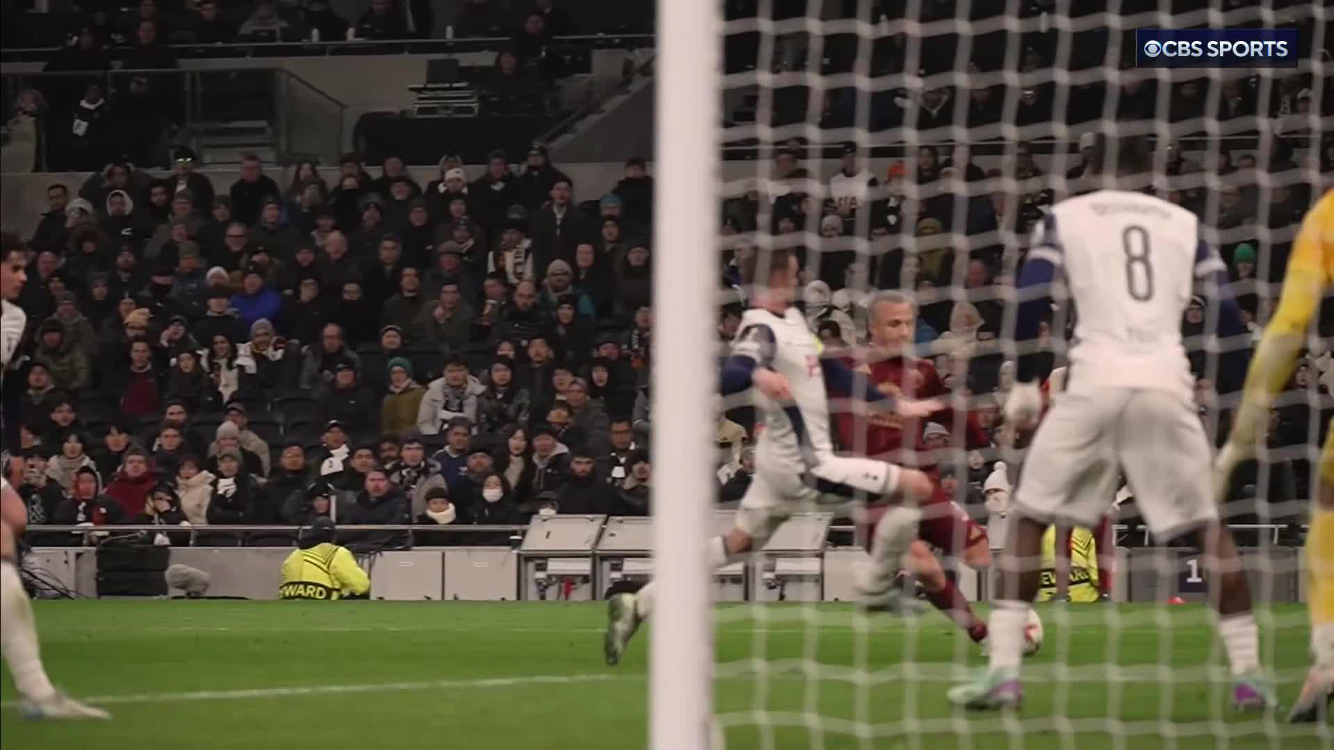 Mats Hummels silences Spurs fans with a late equalizer for Roma 🤯