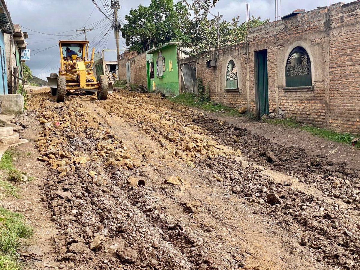 Comenzamos los trabajos de conformación de suelo, tendido de material selecto y compactación para la pavimentación de la calle principal que recorre las colonias Ulloa, Nueva Capital, Fuerzas Unidas; hasta llegar a la Nueva Jerusalén. 👷🏻‍♂️🚧

Una inversión anhelada por décadas por