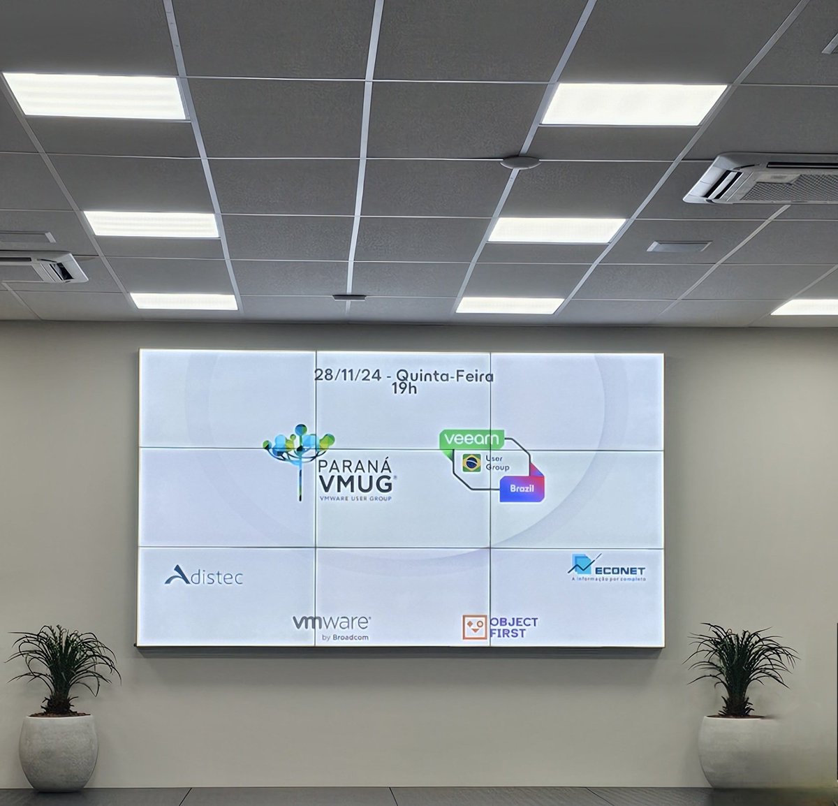 Super evento reunindo as comunidades <a href="/vmugpr/">VMUG Paraná</a> e <a href="/vugbrasil/">Veeam User Group Brasil</a>. Começa daqui a pouco. 
<a href="/VeeamCommunity/">Alfred</a>
<a href="/MyVMUG/">VMware User Group</a>
📌Editora Econet
    Curitiba, PR