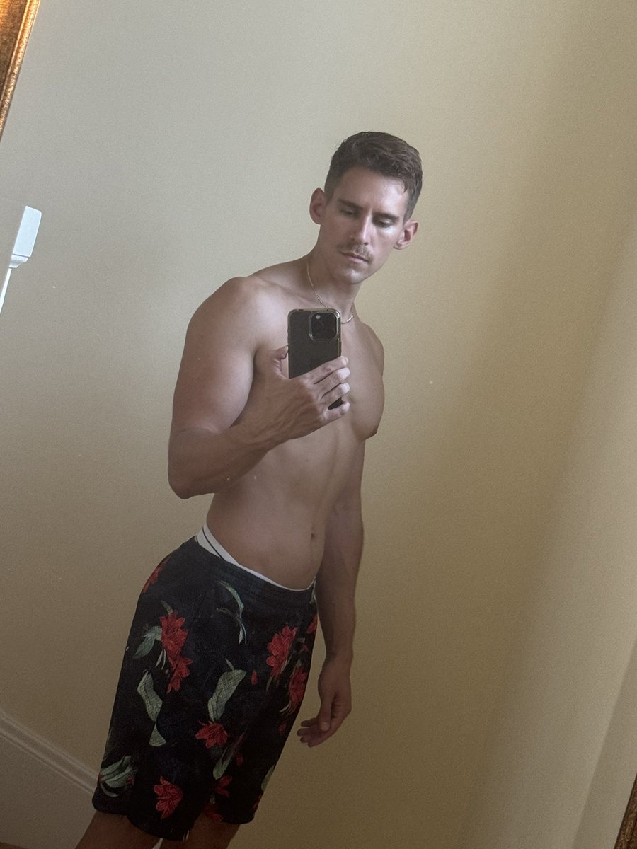 SpencerLogan92's tweet photo. Where are the tops in LA that like to share a bttm with friends?? https://t.co/jAMOFSbEyj