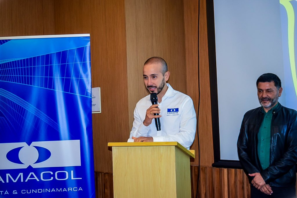 CAMACOLBOGOTA's tweet photo. #Hoy realizamos junto a #ConstructoraCapital la ceremonia de graduación de nuestro programa #ObrasEscuela. Hoy reconocemos a los 8 trabajadores del sector que culminan exitosamente sus estudios de básica primaria. https://t.co/IRD1VcRXOT