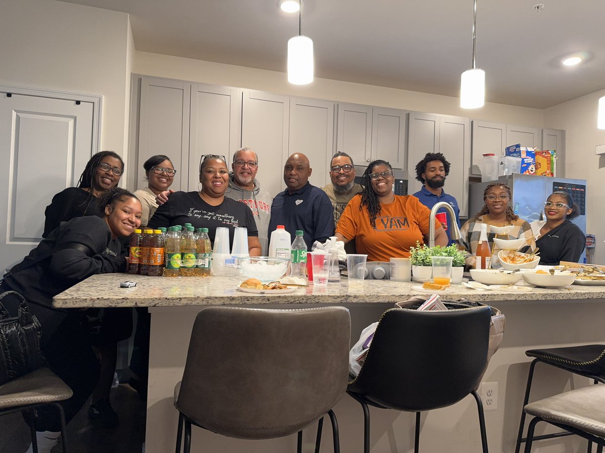 Stinnett_41st's tweet image. Happy Thanksgiving….

Happy Thanksgiving from the Johnson &amp;amp; Stinnett families!!

#FamilyForever