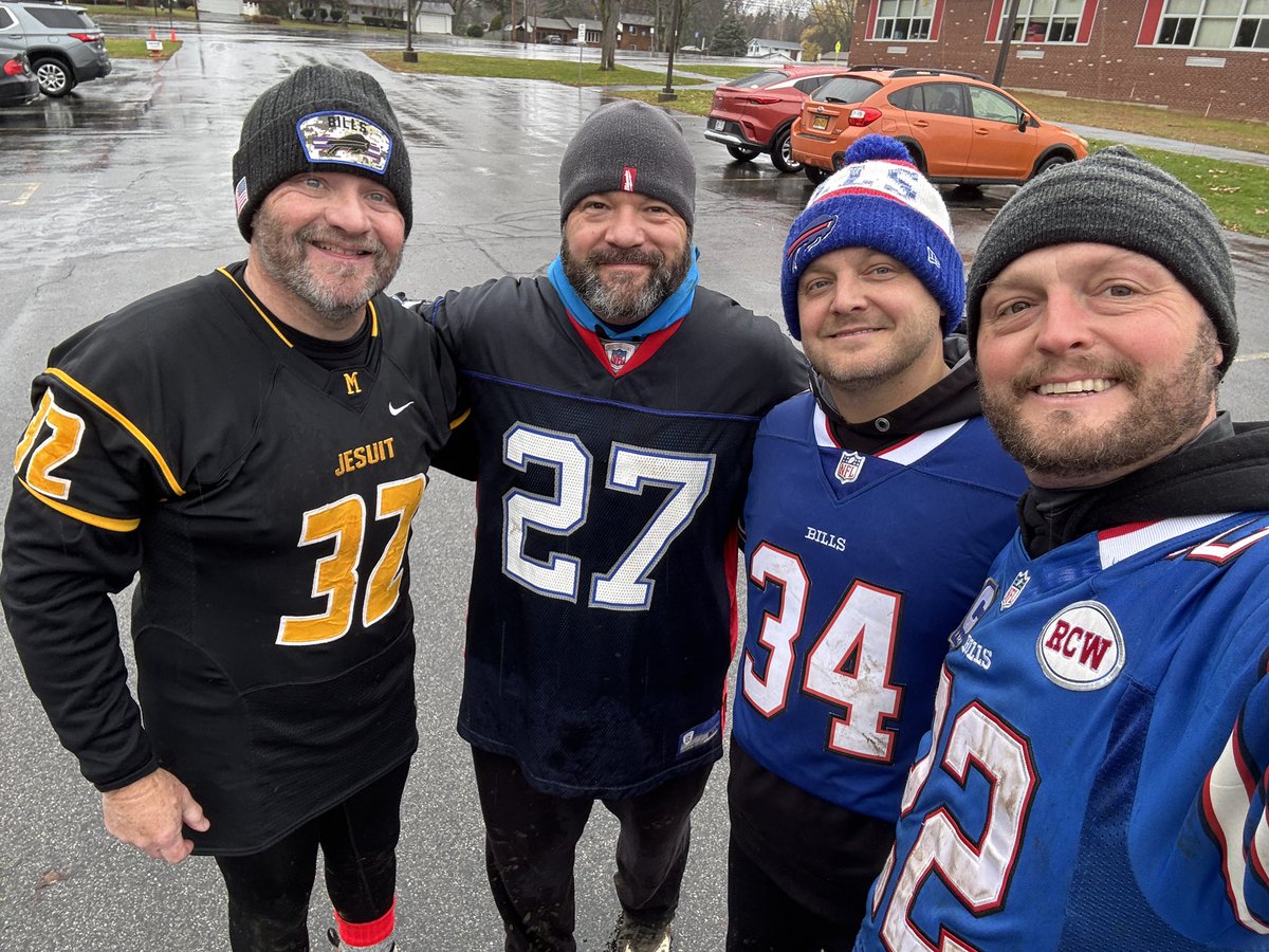 BullGaenzler's tweet photo. Old man still playing in the turkey bowl repping #mcquaidjesuit #stillfits https://t.co/PFwYqPoEJv