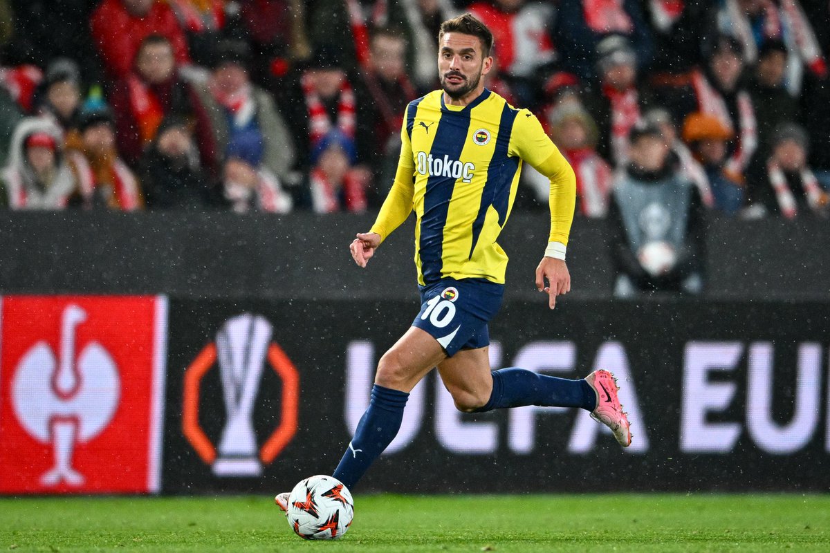 Yağız Sabuncuoğlu: Tadic üniversitelerde ve akademilerde pas eğitimi vermeli. Bu kadar pas zamanlaması iyi, pas kalitesi yüksek bir oyuncu son yıllarda gelmedi ülkeye. Takım arkadaşlarının attığı adıma bakıp pas salisesini ayarlıyor, saniyesini değil!