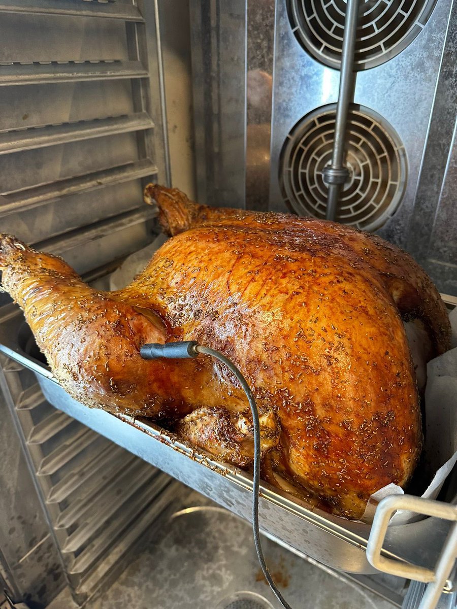 Despite sheltering for 5 hours during the Russian missile attack, the Food Train team still finished up the Thanksgiving feast 🦃 in Kharkiv! Thousands of meals were delivered to displaced families from around the region. They have now been cooking for 267 days straight! 🙏