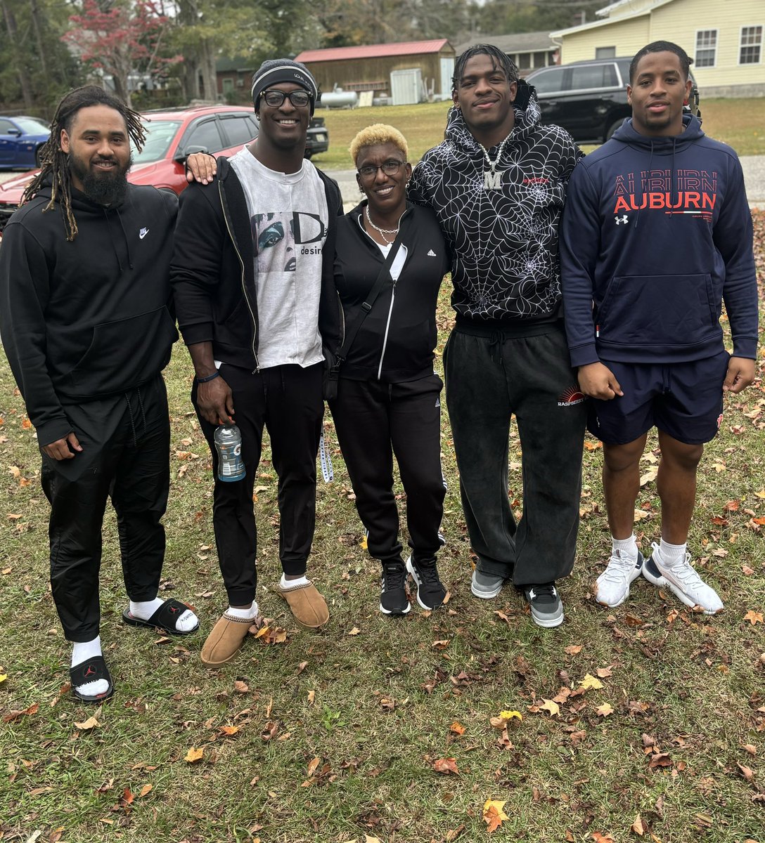 Having a wonderful Thanksgiving with my Auburn family!  

<a href="/iamAustinK_/">KEYS</a> <a href="/DorianMausi/">Mäusi🌐</a> <a href="/fa_gotay/">Fa'najae Gotay</a> <a href="/DemarcusRiddic/">demarcus</a>