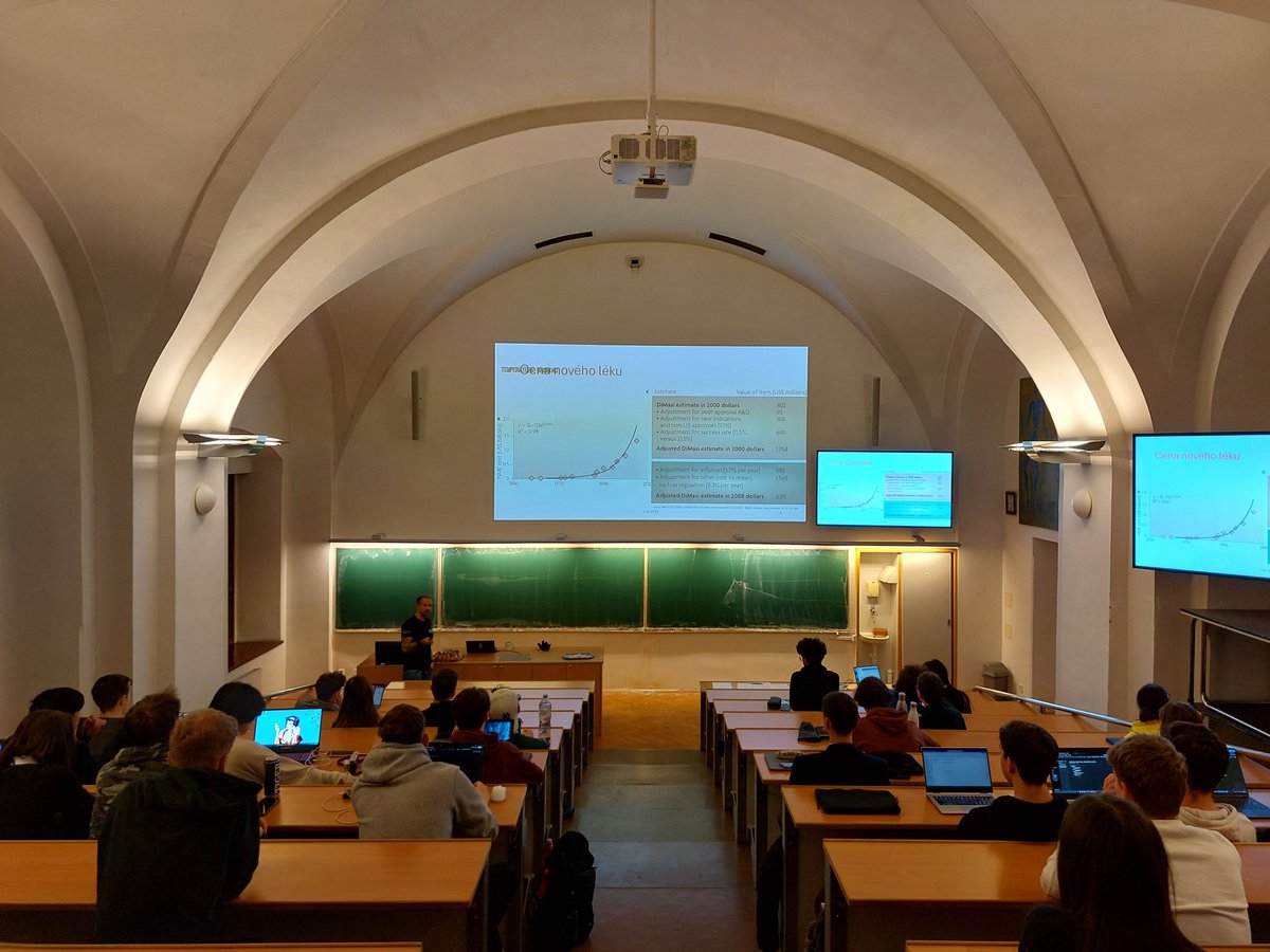 🔥Předposlední přednáška Juniorské Univerzity Karlovy byla ve znamení počítačového vývoje léčiv 💊 

🔊 Doc. RNDr. David Hoksza, Ph.D. povídál o tom, jak se využívají počítačové metody ve vývoji léčiv. A proč mohou vést k lékům, které by klasickými metodami nebyly odhalitelné! 🎉