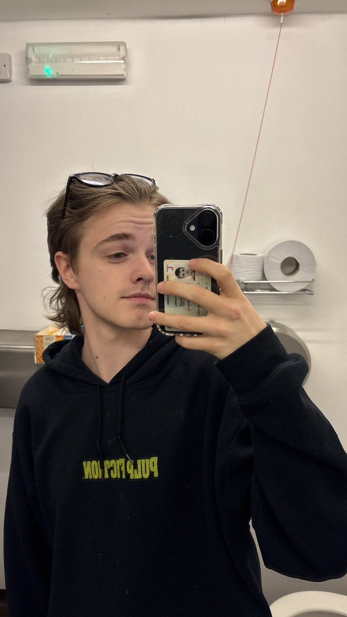 ollyniles's tweet image. having the time of my life tech’ing my first 3rd year show… how’s it come around this quick 😢