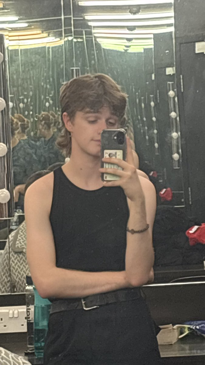 ollyniles's tweet image. having the time of my life tech’ing my first 3rd year show… how’s it come around this quick 😢