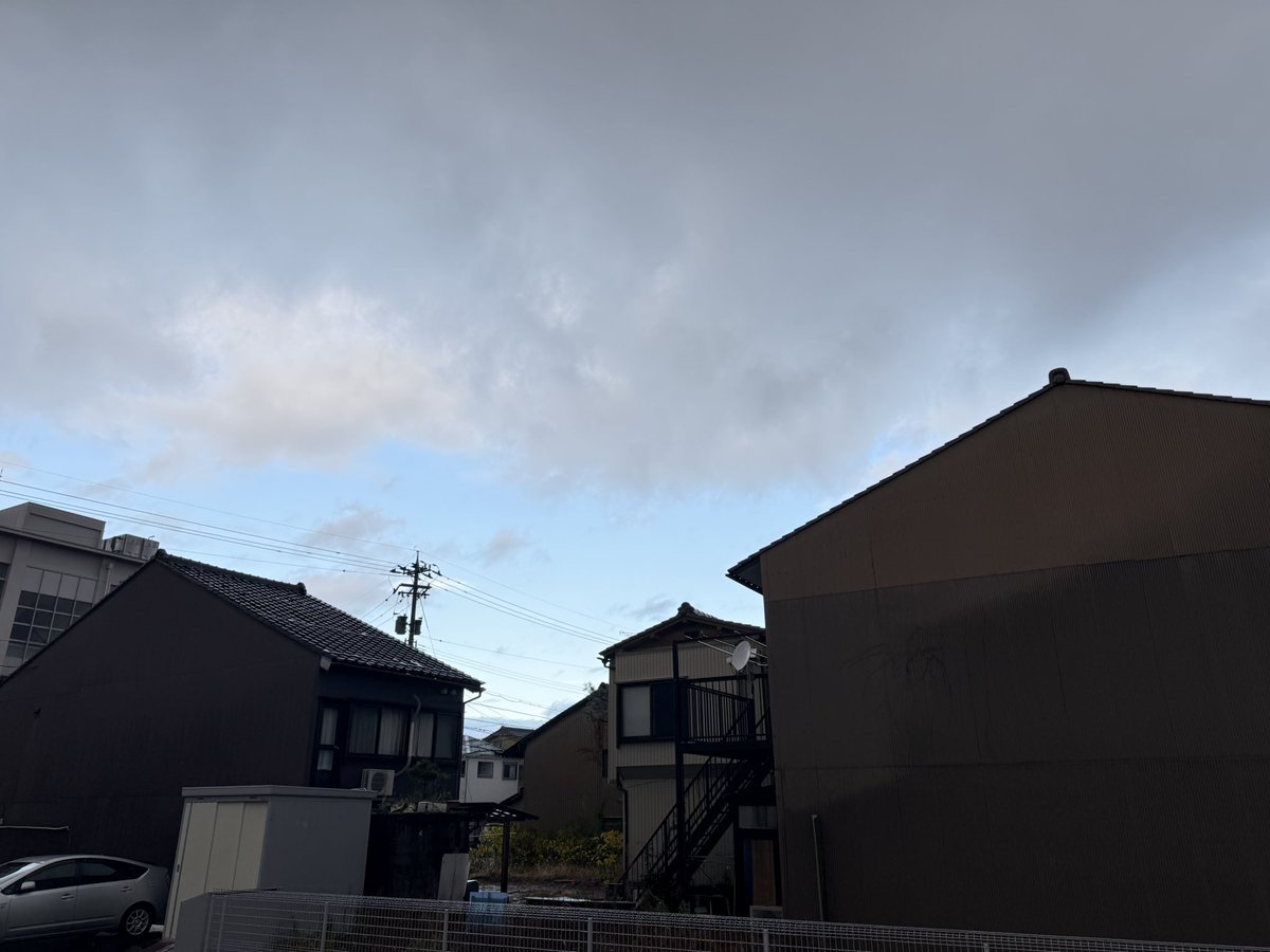 cr_eguchi's tweet photo. おはようございます☀️
朝なのに夕方みたいな空
小松は昨日から朝方にかけて雷が凄かったです⚡️
さて金曜日
今日も笑顔で頑張りましょ😁 https://t.co/mf6DhoKlud
