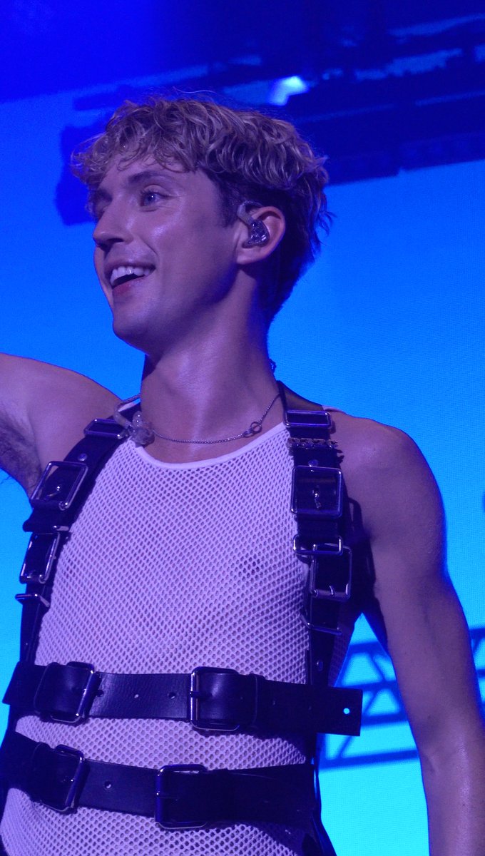 troye sivan the man that you are 🥺 i should be hired as his photographer i guess 👉👈