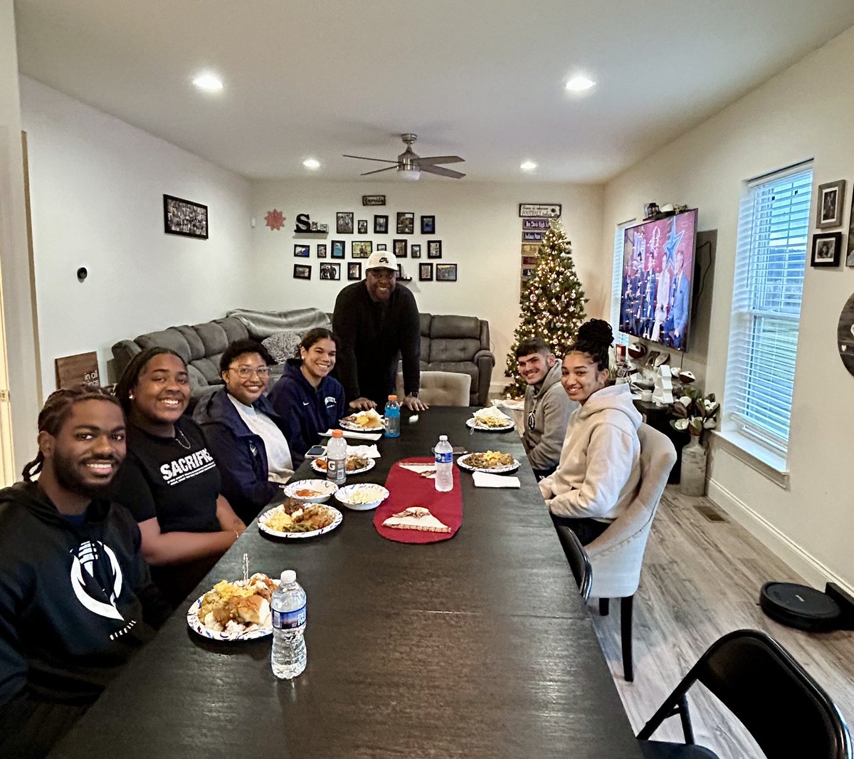 jevlee's tweet image. Thankful for my Family in Indianapolis, IN
Thankful for my Family, Staff, & Co-Workers in State College, PA
This is what its all about 🙏🏾
Happy Thanksgiving 2024