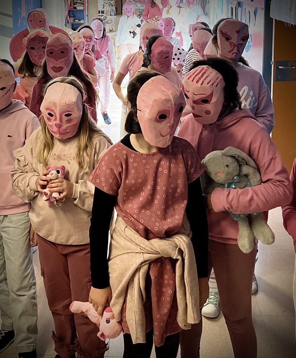 artiescola's tweet photo. 📣 Avui hem rebut l’artista Nathalie Rey amb una Acció col.lectiva carregada d’emoció. Treballar l’art contemporani a l’escola, ens permet connectar-nos amb les necessitats del món i establir vincles amb les artistes @artiescola @macmataro @CulturaMataro #PartidesdArt #PinkBunny https://t.co/OcXO7FWQYW