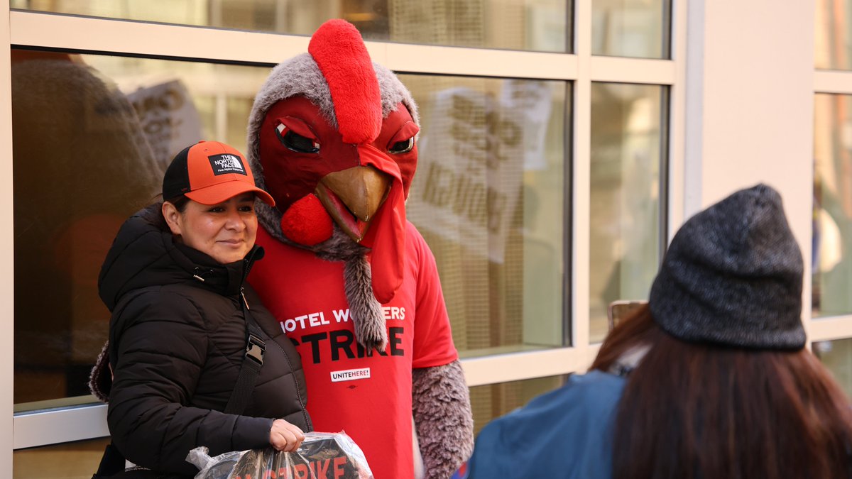 UniteHereL2's tweet photo. Thanksgiving lunch on the picket line! Thank you to all the community members and @unitehere19 who donated food and volunteered their time to serve this feast for striking hotel workers. ❤️ https://t.co/mjhXWwgfCR