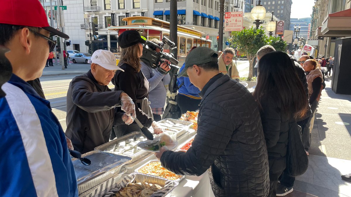 UniteHereL2's tweet photo. Thanksgiving lunch on the picket line! Thank you to all the community members and @unitehere19 who donated food and volunteered their time to serve this feast for striking hotel workers. ❤️ https://t.co/mjhXWwgfCR