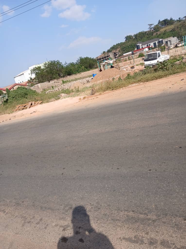 <a href="/OYSGWorks/">OYSG Works and Transport</a> <a href="/FeedbackOYSG/">Oyo State Government Feedback</a> <a href="/seyiamakinde/">Seyi Makinde</a> this is a supposed drainage system that ought to allow passage of water that has been blocked by the developers on old Lagos-Ibadan Exp,it's close to Top1 garden. Necessary actions needs to be taken as soon as possible. That's a breach... 1/