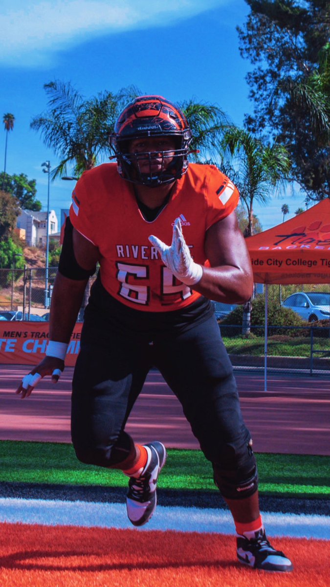 Full season highlights is out now check it out !!! 
🔸393 passing attempts 0 Sacks 
🔸1st all conference 
🔸Center and Tackle 
<a href="/CoachPaychek/">Eduardo Pacheco</a> <a href="/GenoRamsey/">Coach Geno Ramsey</a> <a href="/RccPen/">COACH PEN</a> <a href="/RCCTigerFB/">RCC Football</a> 

hudl.com/v/2R2gDz