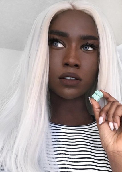tusmedios's tweet photo. 17. Bee Melvnin, modelo gambiana que tiene el pelo blanco plateado de nacimiento. https://t.co/GTLIyOzw5D