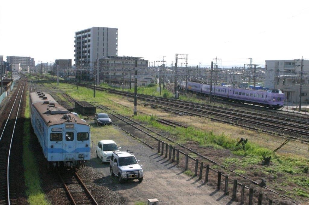 bmgLrpRg2YMgdWN's tweet photo. #みんなの並び写真見せてくれ
３８１系やくもと水島臨海鉄道のキハ３７
ＥＦ６４とキハ３７
ＤＤ５０と３８１系やくも
#３８１系
#キハ３７
#EF64 
#DD50
#水島臨海鉄道 https://t.co/koayPgcniH