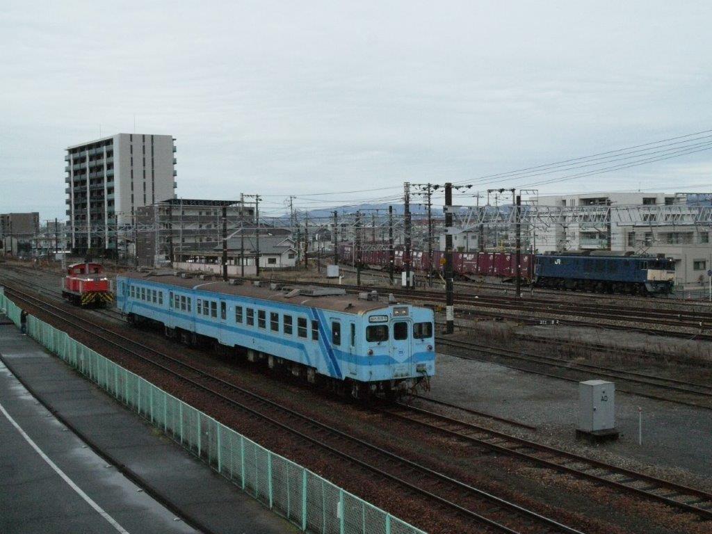 bmgLrpRg2YMgdWN's tweet photo. #みんなの並び写真見せてくれ
３８１系やくもと水島臨海鉄道のキハ３７
ＥＦ６４とキハ３７
ＤＤ５０と３８１系やくも
#３８１系
#キハ３７
#EF64 
#DD50
#水島臨海鉄道 https://t.co/koayPgcniH