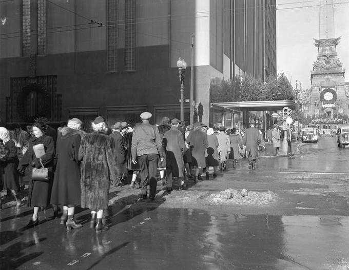 LiterateIndy's tweet photo. Christmas crowds heading to Monument Circle concert, 1940s. 

Countdown to #CircleofLights 
(Larry Foster, Indiana Historical Society) https://t.co/dxnqOqdZoQ