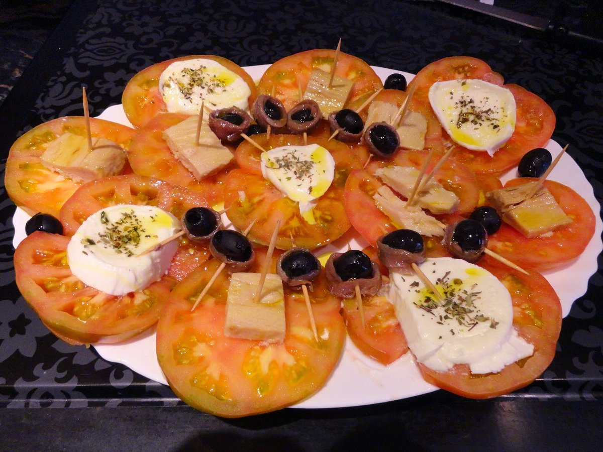 KatySnchez's tweet image. Pinchos de tomate. Una cena ligera #aperitivo #pincho #tomate #bonito #mozzarella #aceitunas