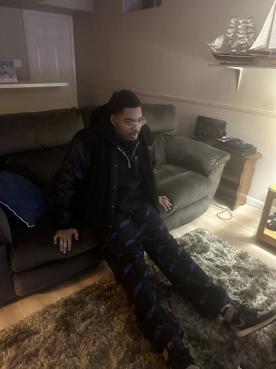 Full as hell been sitting like this for 45 minutes