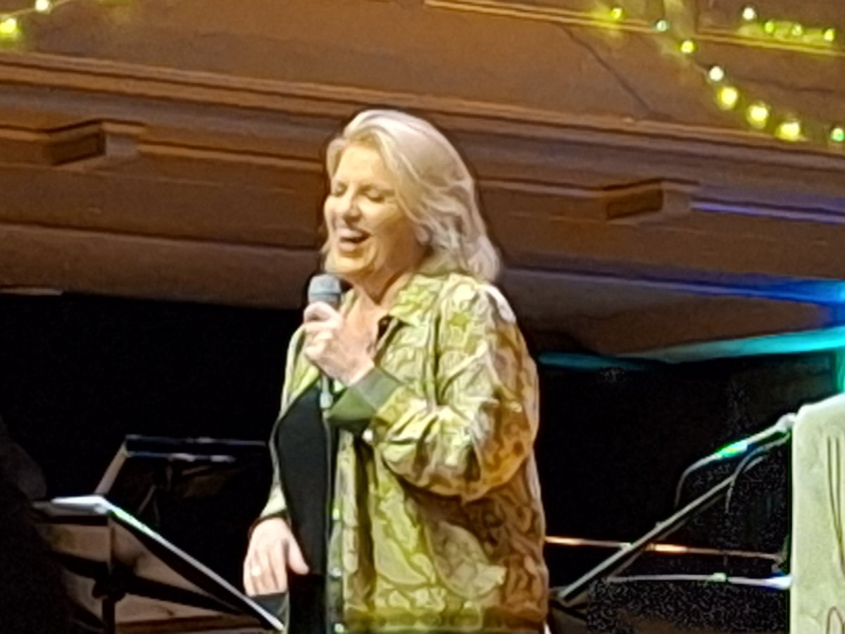 StephensLDN's tweet image. A great show tonight from @clareteal @stgeorgesbris Started off a regular show but got more Christmas as the show progressed. And it's still November!